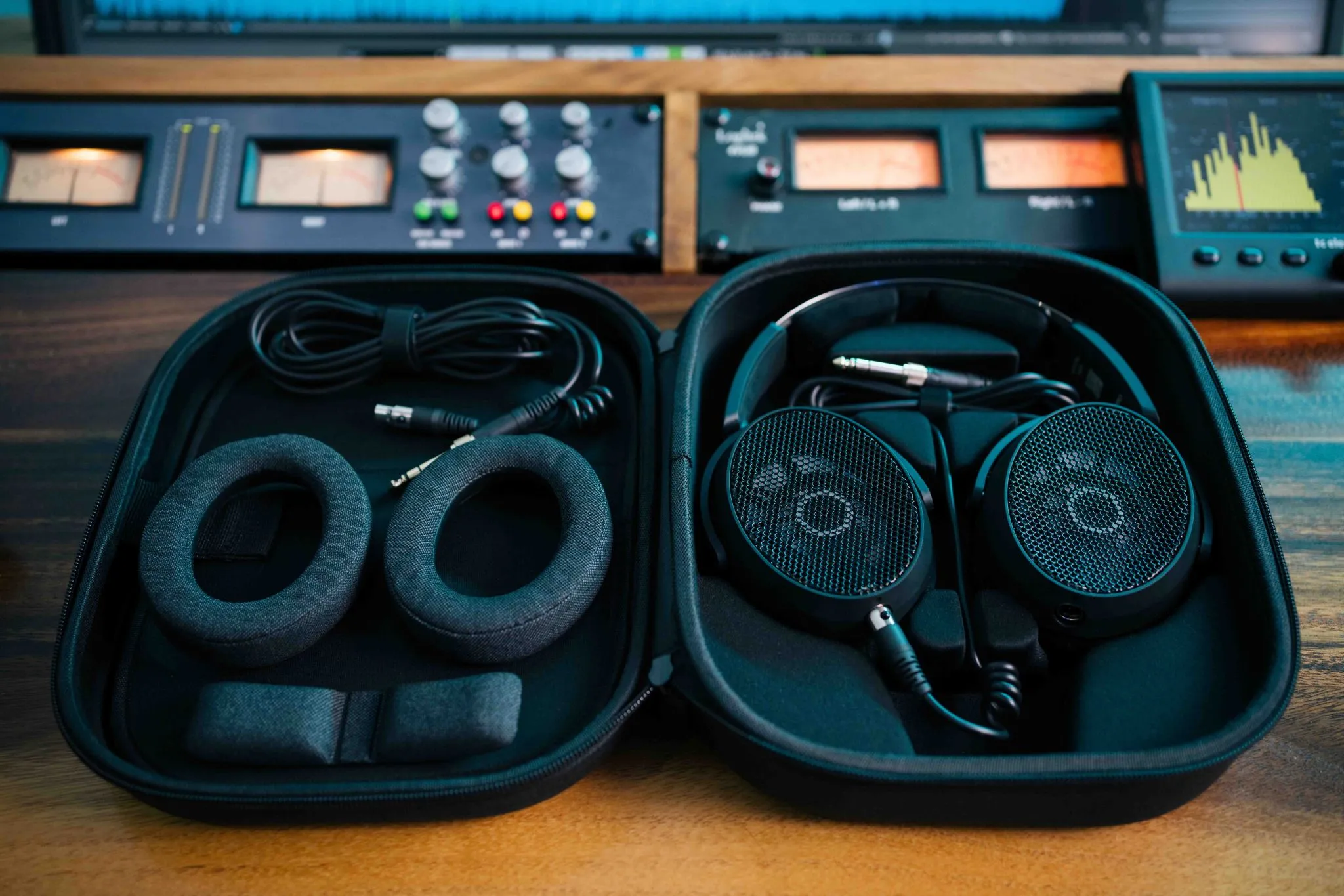 Trải nghiệm tai nghe mixing mastering cao cấp Sennheiser HD 490 Pro Plus Trải nghiệm tai nghe mixing mastering cao cấp Sennheiser HD 490 Pro Plus